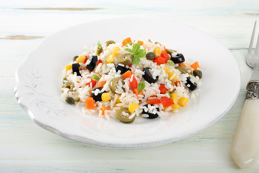 Salade de riz sauvage aux olives vertes et au chèvre
