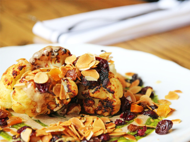 Wok de chou fleur aux amandes et tofu fumé