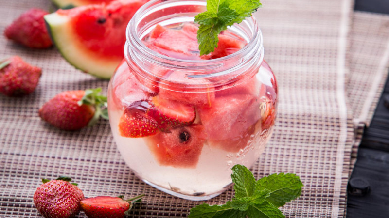 Eau détox fraise, basilic et citron vert