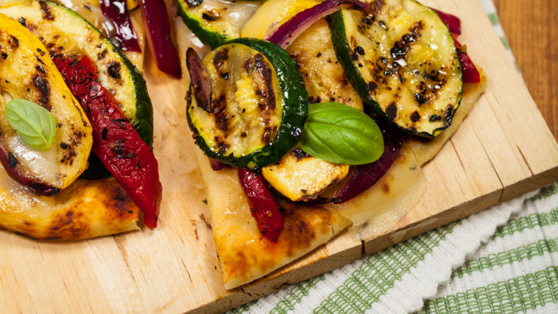 Pizza de courgette aux oignons rouges