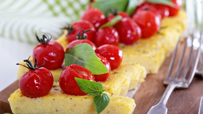 Polenta garnie aux tomates et à la courgette
