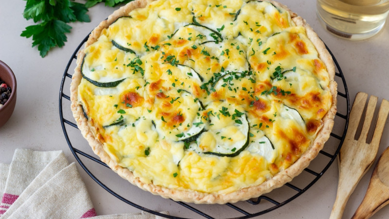 Quiche courgette, mozza, lardons