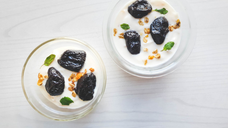 Bowl de fromage blanc aux pruneaux