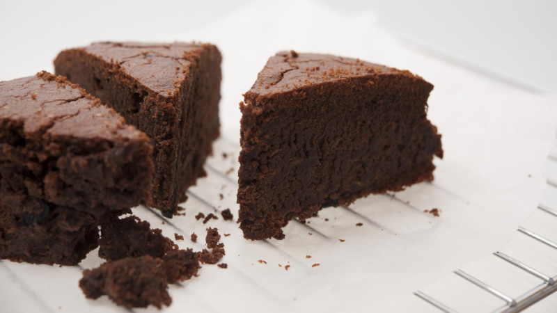 Gâteau moelleux au chocolat et noisette, sans gluten et sans lactose