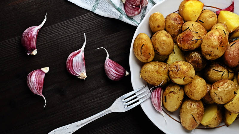 Pommes de terre grenaille à l'ail et aux herbes