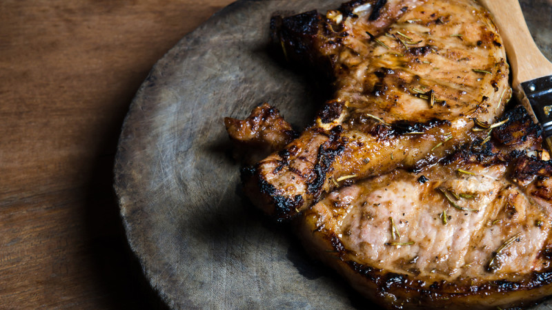 Côte de porc grillée et chou fleur vapeur