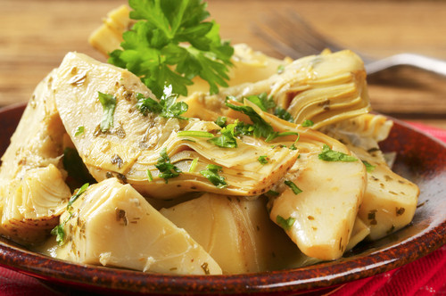 Artichaut vapeur sauce aux herbes et viande des grisons