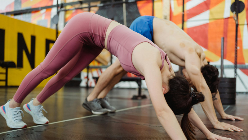 Ventre plat : le “Dive Bomber”, l’exercice méconnu qui brûle un maximum de calories