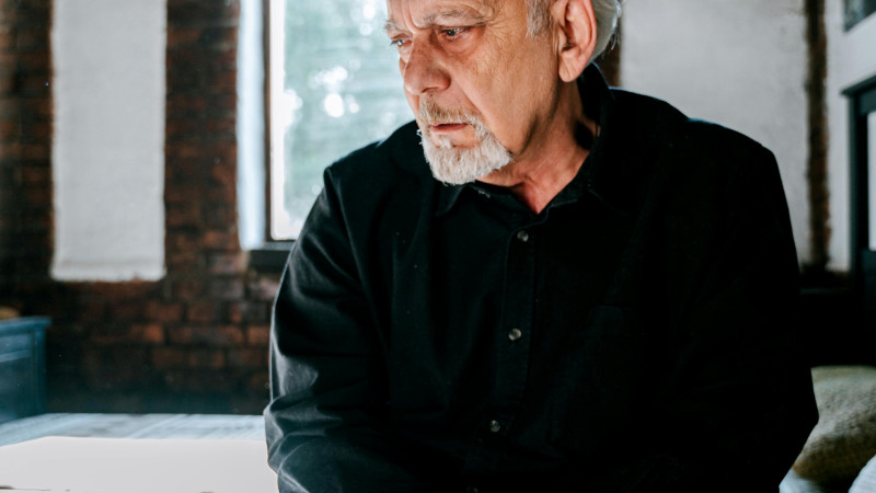personne âgée triste et pensive