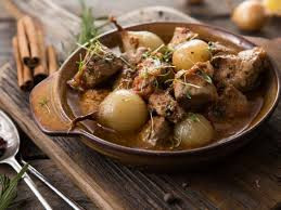 Stifado de veau : la recette grecque réconfortante qui fait voyager vos papilles