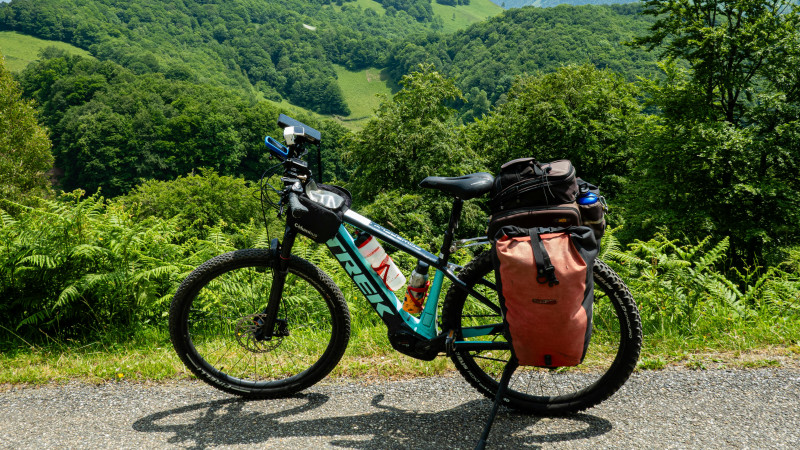 Oubliez la randonnée classique : le gravel devient le sport outdoor incontournable de l’été