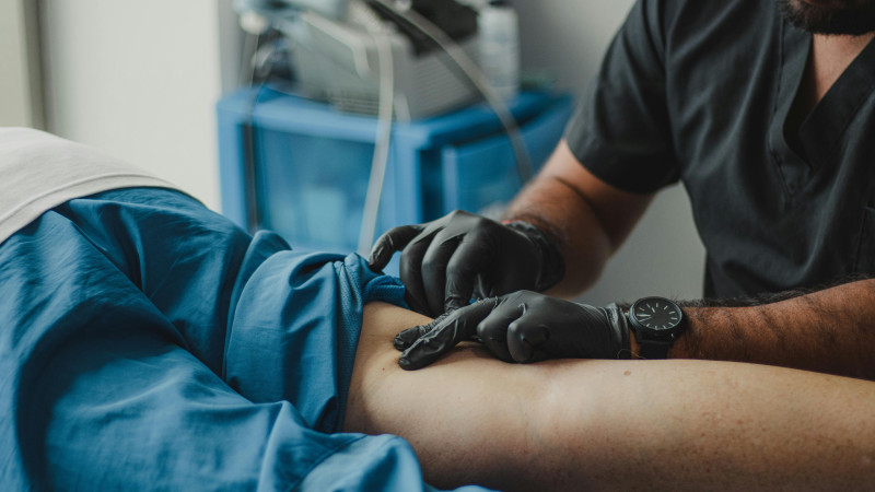 médecin qui examine la peau de son patient