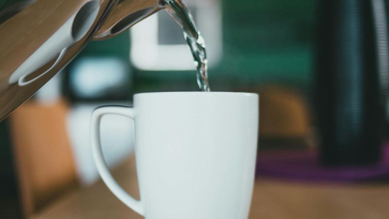 eau chaude dans une tasse