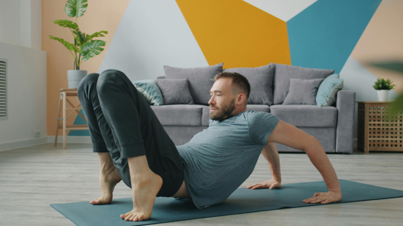 Ventre plat : la posture du crabe, cet exercice méconnu qui fait travailler tous les abdos