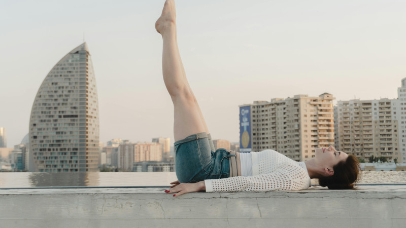Leg lift : l’exercice Pilates malin pour tonifier le ventre et renforcer les abdos profonds