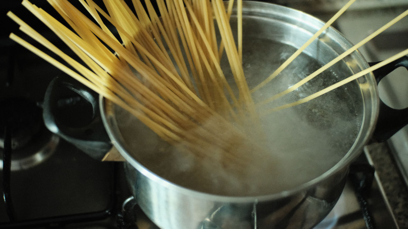pates qui cuisent dans une casserole d'eau