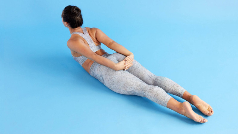 Ventre plat : le “double leg kicks”, l’exercice Pilates méconnu qui renforce les abdos en profondeur
