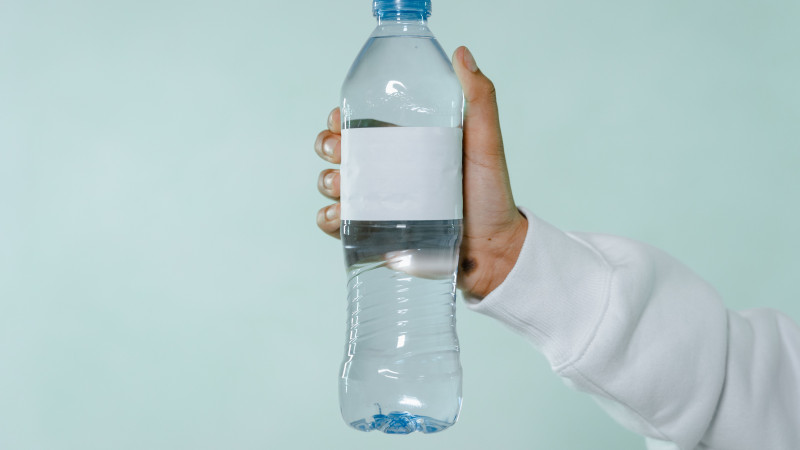 Comment rafraîchir une bouteille d'eau sans frigo ? Les astuces simples qui fonctionnent vraiment