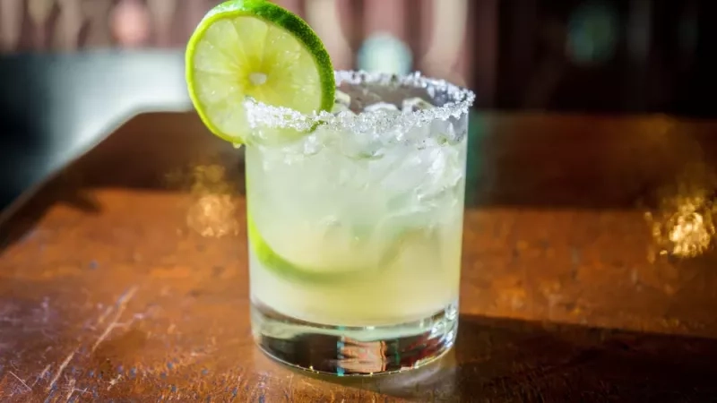 Recette de Gin Fizz : le cocktail pétillant et rafraîchissant qui traverse les générations