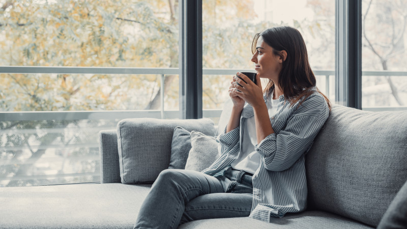 femme heureuse et pensive