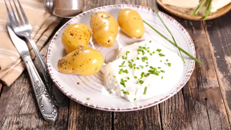 Recette de bibeleskaes aux pommes de terre : la spécialité alsacienne fraîche et conviviale