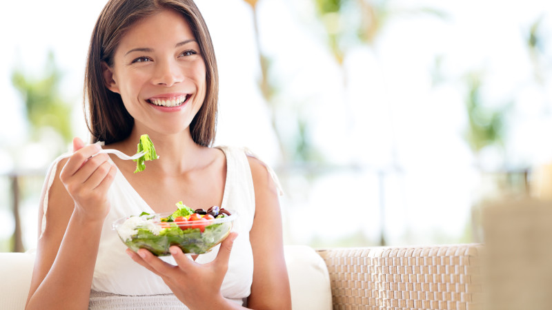 femme qui mange une salade