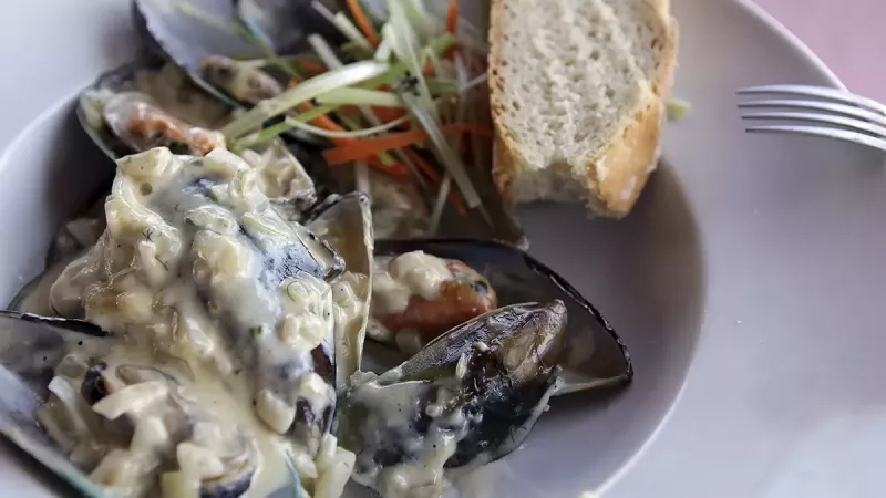 Recette de moules au maroilles : un plat généreux aux saveurs du Nord