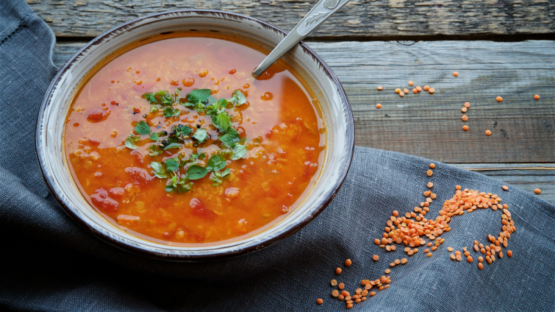Soupe de lentilles corail et oeuf poché