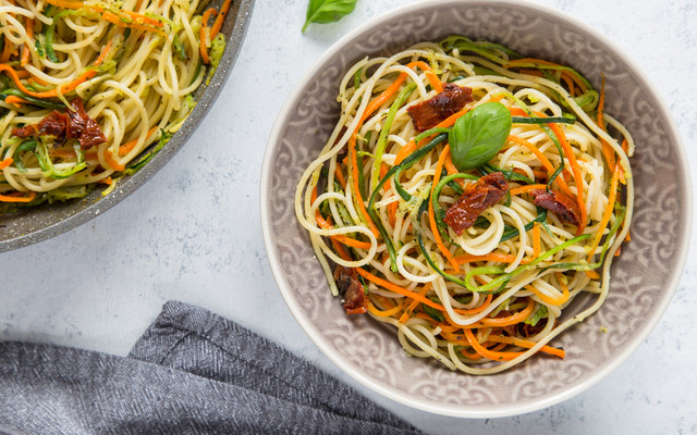 Salade râpée et ses lardons
