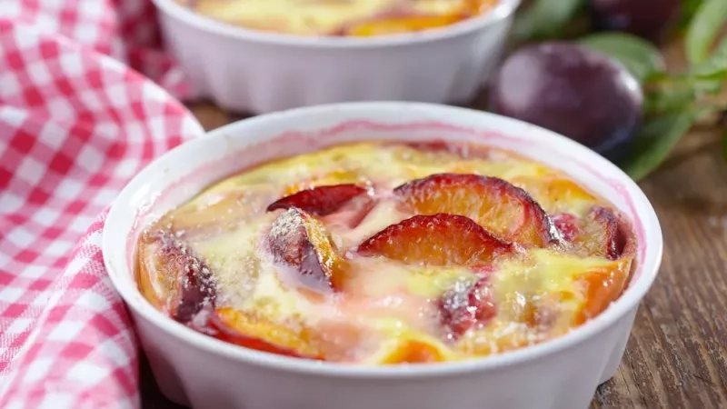Recette de clafoutis aux prunes : un dessert fruité et fondant