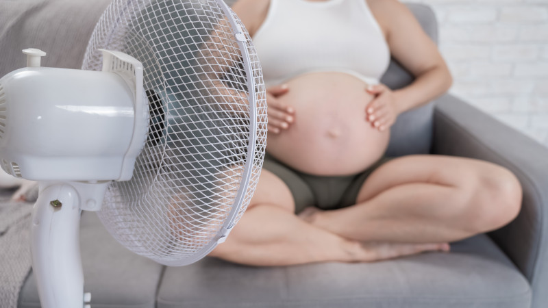 femme enceinte devant ventilateur
