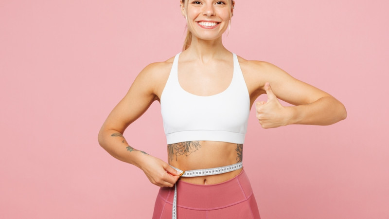 femme en tenue sportif qui a perdu du poids