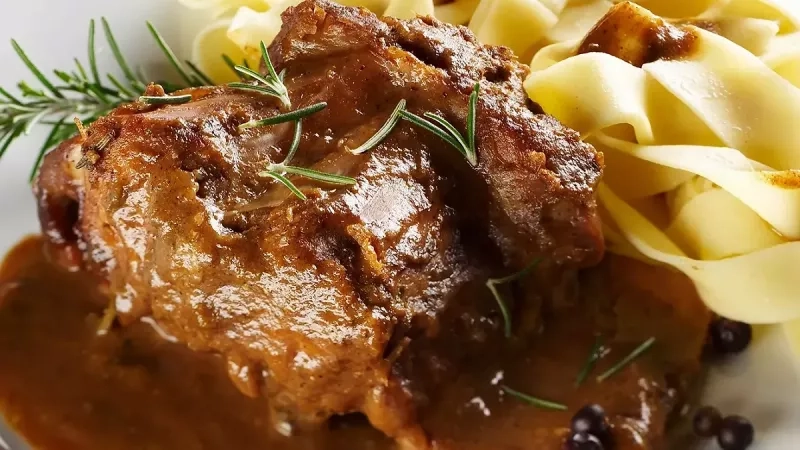Recette de lapin à la bière : un plat mijoté tendre et savoureux