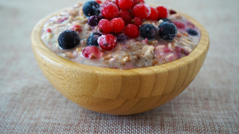 avoine, pour la nuit de l'avoine, bouillie, sucré, aliments, fruit, rafraîchissement, en bonne santé, bol, de la bouillie de bol, délicieux, myrtille, baies, petit déjeuner, en bois, régime, fraîcheur, repas, fait maison, fermer, nutrition, savoureux, le 