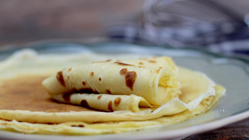 Crêpes légères pliées dans une assiette