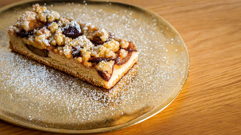 Savourez ce gâteau streusel irrésistible, garni de fruits et délicatement saupoudré de sucre.