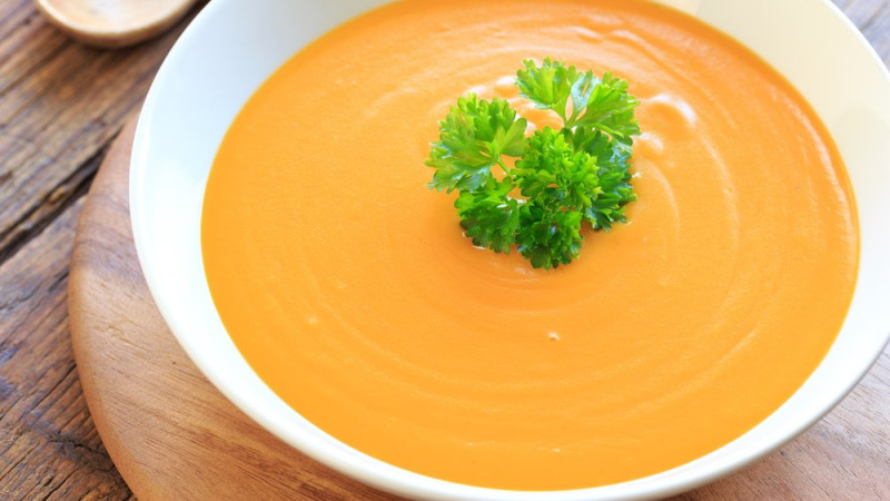 Soupe de lentilles corail au lait de coco servie dans un bol