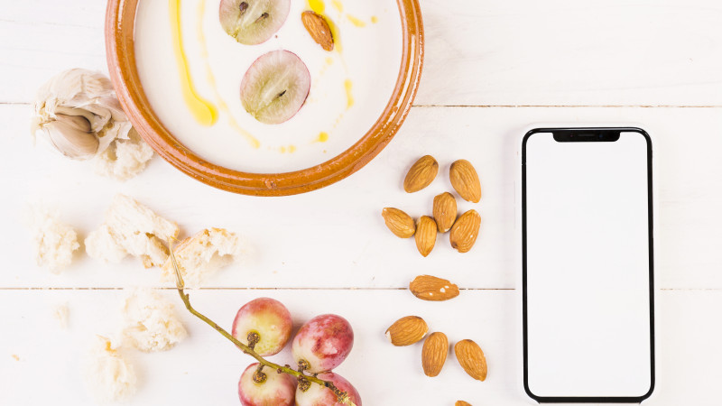 Bureau avec smartphone et plat de soupe