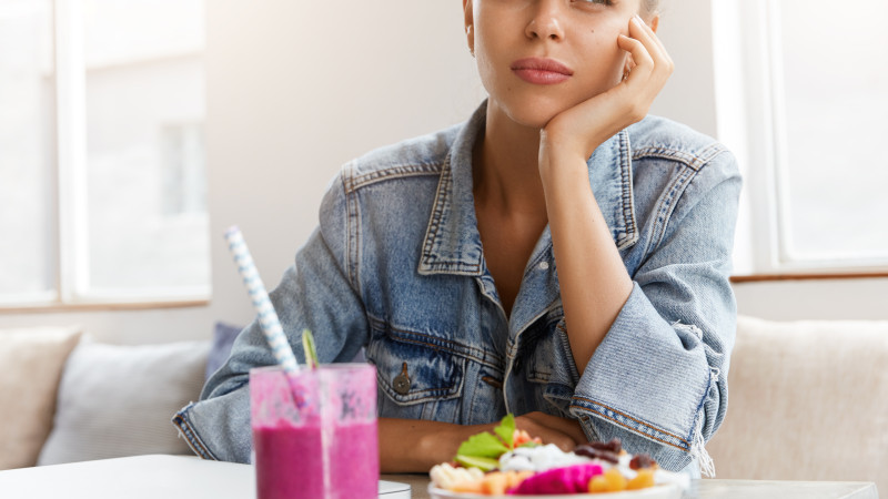 Femme en veste en jean élégante dans un café