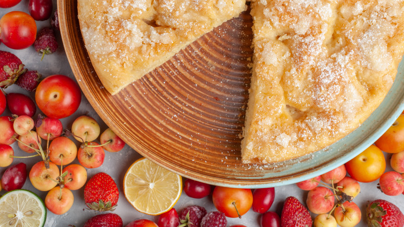 Top close view composition de fruits avec tarte sur le bureau blanc fruits mûrs frais moelleux gâteau de vitamine cuire au four
