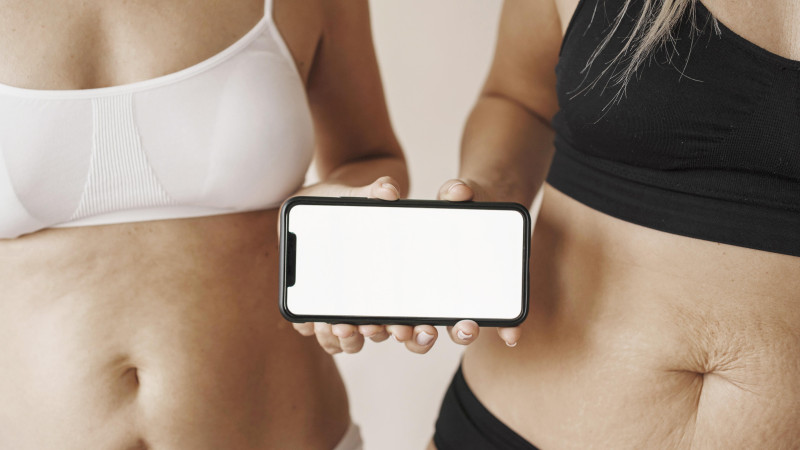 Gros plan, femmes, tenue, smartphone