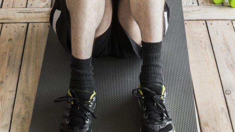Homme faisant des sit ups à la maison