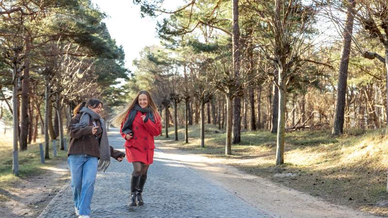 Deux femmes qui se promènent dans le parc, des amis qui se promenent sur un sentier dans le parc.