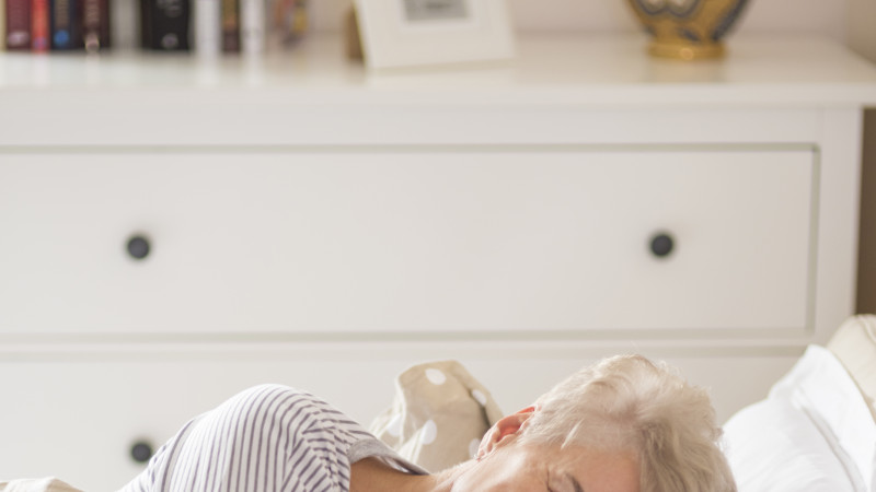 Rêver profond dans la chambre confortable