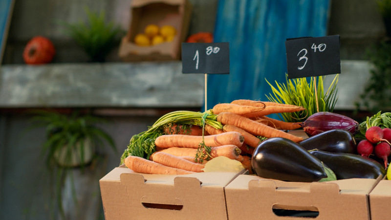 Fruits et légumes mûrs cultivés dans le pays vendus au marché des agriculteurs