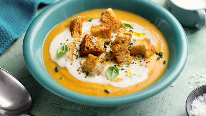 Soupe de purée de citrouille avec des croutons