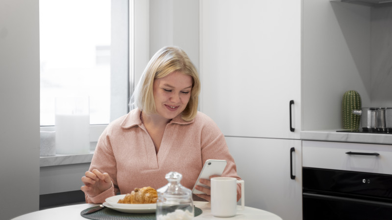 Coup moyen femme prenant son petit déjeuner