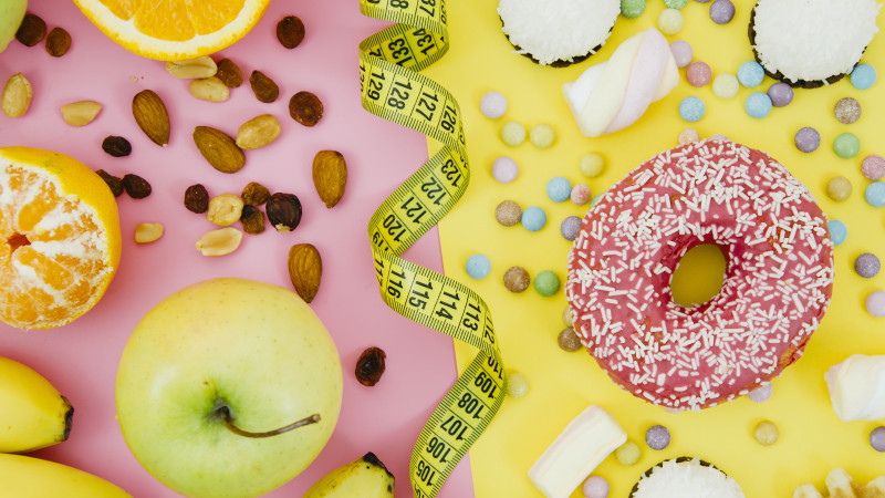 Vue de dessus donut vs fruits