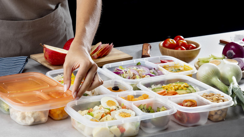 Jeune personne pratiquant la cuisine en lots avec de la nourriture saine