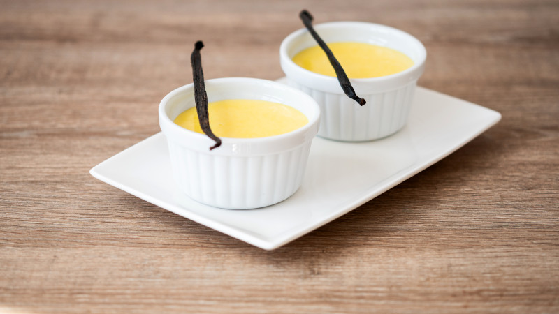 Crème anglaise à la vanille maison sur fond bleu